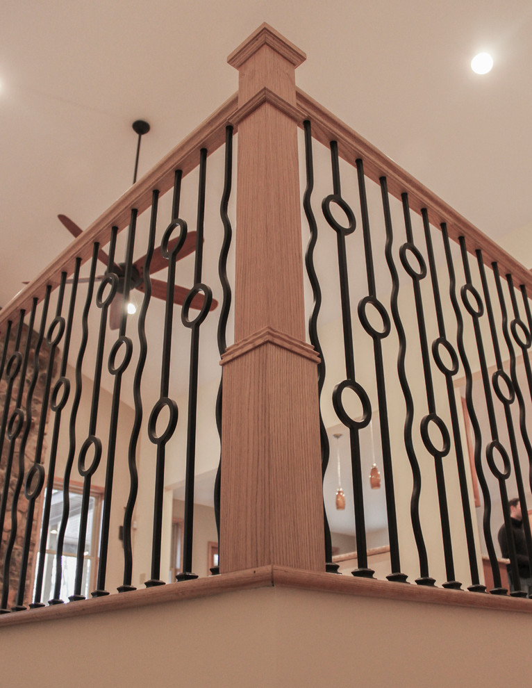 Ejemplo de escalera recta rústica de tamaño medio con escalones de madera, contrahuellas de madera y barandilla de varios materiales