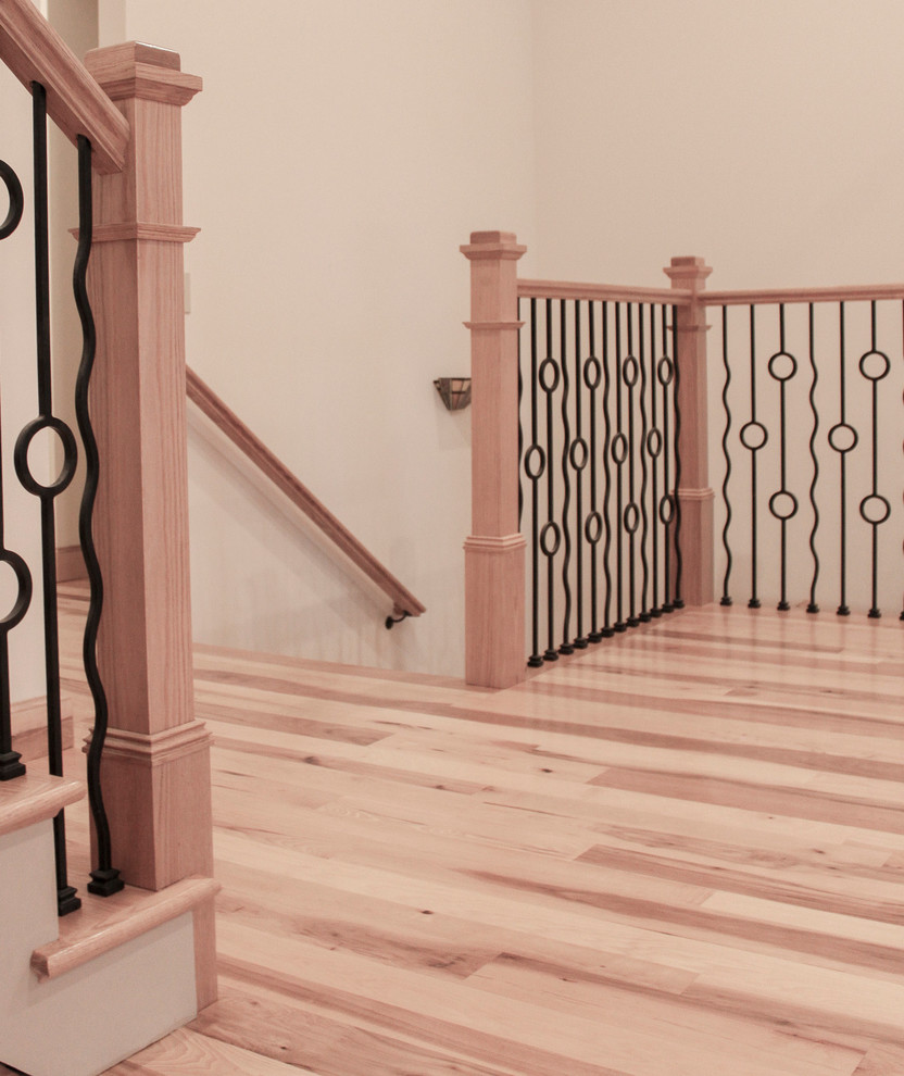 Свежая идея для дизайна: прямая деревянная лестница среднего размера в стиле рустика с деревянными ступенями и перилами из смешанных материалов - отличное фото интерьера