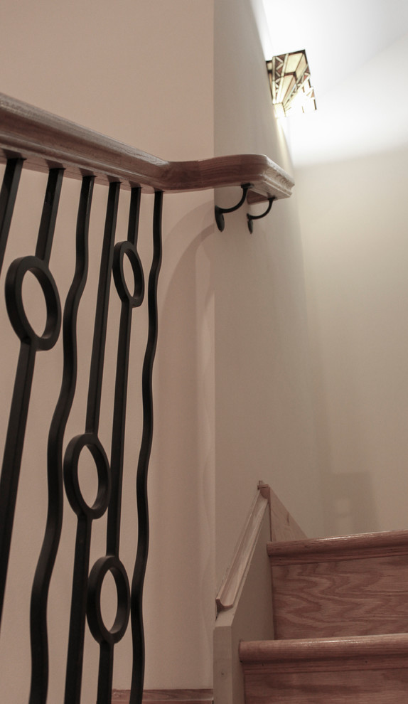 Стильный дизайн: прямая деревянная лестница среднего размера в стиле рустика с деревянными ступенями и перилами из смешанных материалов - последний тренд
