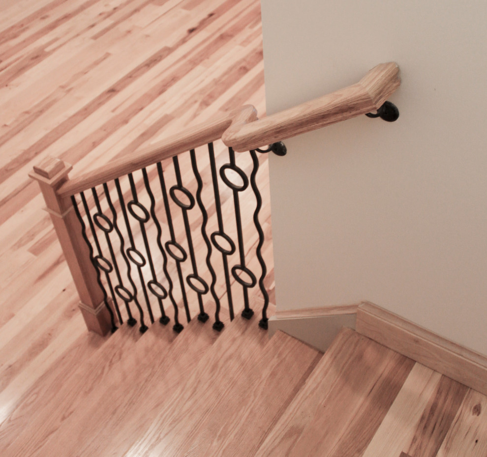 Ejemplo de escalera recta rural de tamaño medio con escalones de madera, contrahuellas de madera y barandilla de varios materiales
