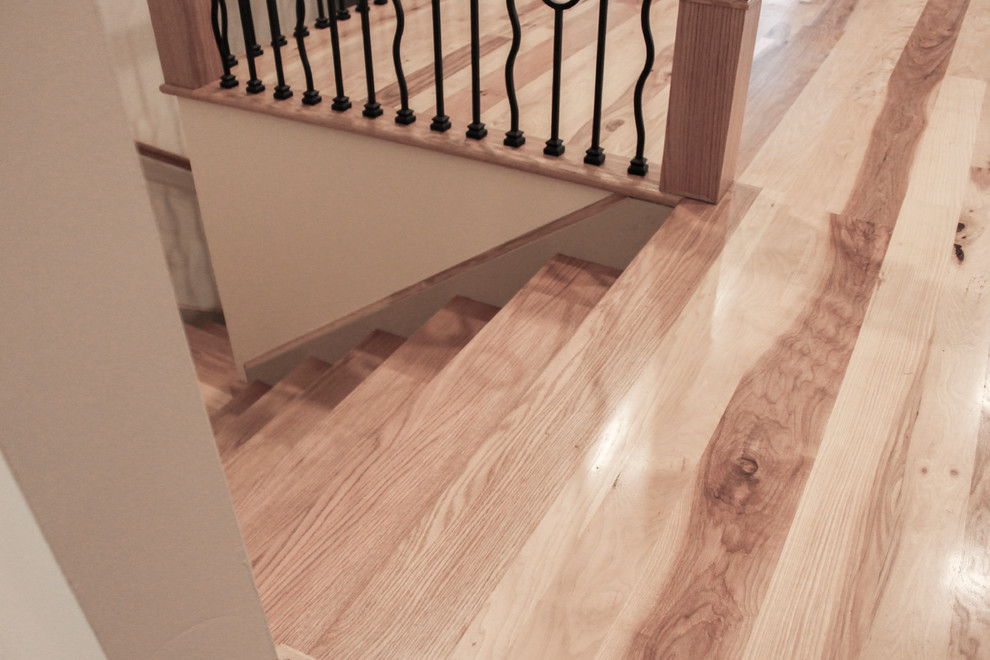 Стильный дизайн: прямая деревянная лестница среднего размера в стиле рустика с деревянными ступенями и перилами из смешанных материалов - последний тренд