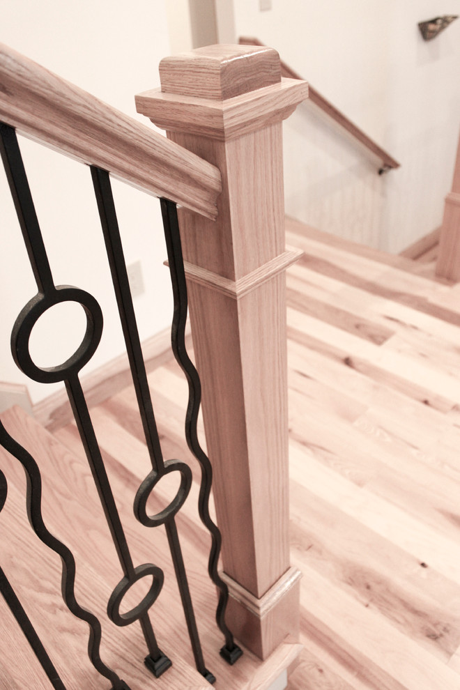 Diseño de escalera recta rural de tamaño medio con escalones de madera, contrahuellas de madera y barandilla de varios materiales
