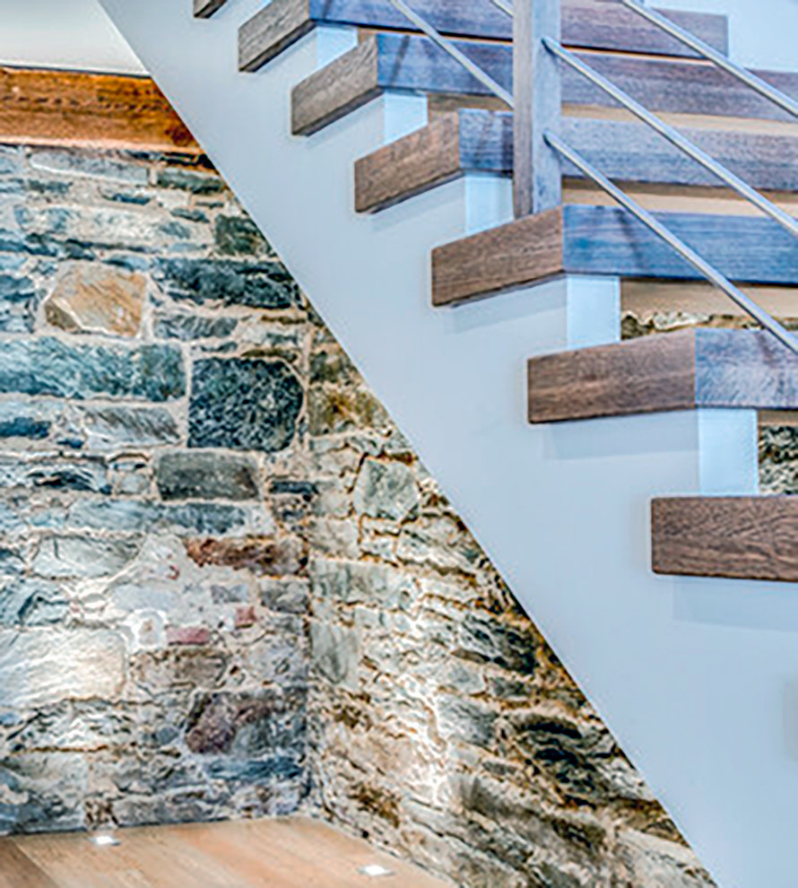 Diseño de escalera recta minimalista de tamaño medio con escalones de madera y barandilla de varios materiales