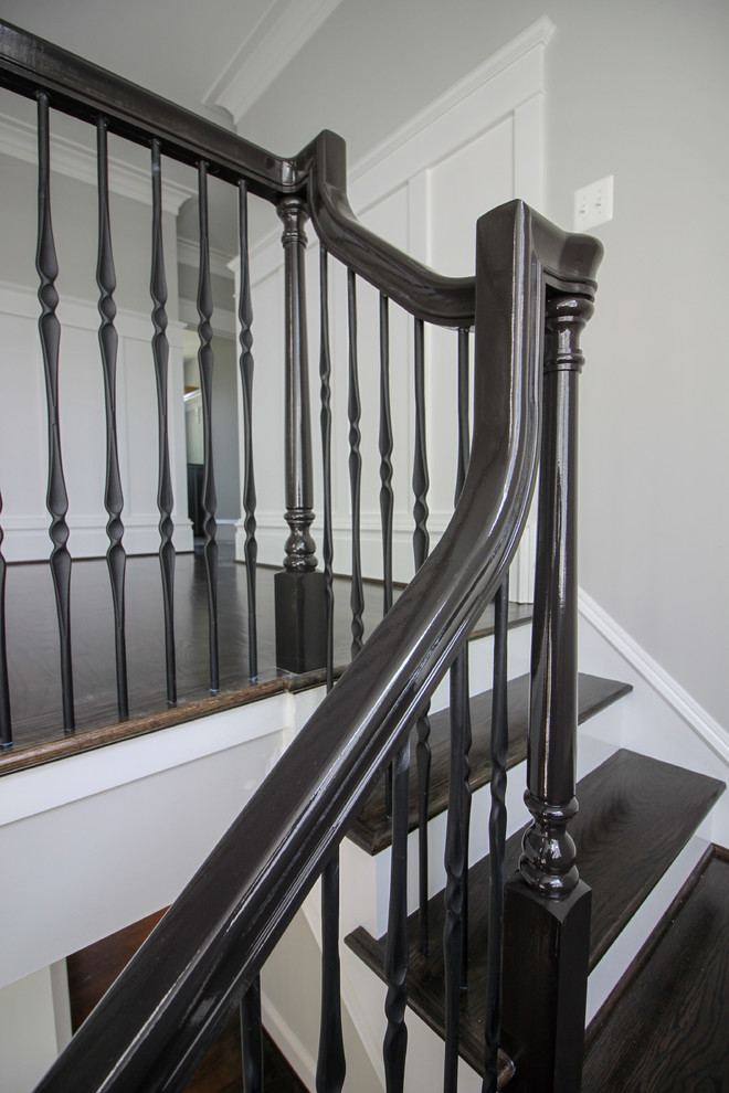 Ejemplo de escalera suspendida clásica renovada grande con escalones de madera, contrahuellas de madera y barandilla de varios materiales