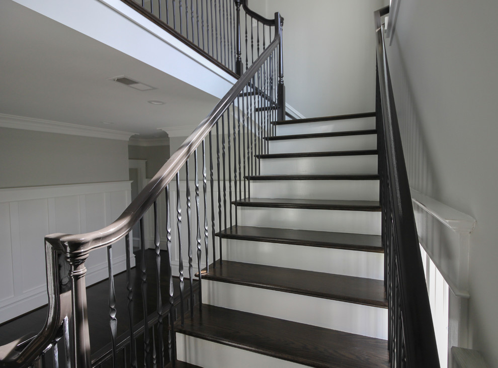 Diseño de escalera suspendida clásica renovada grande con escalones de madera, contrahuellas de madera y barandilla de varios materiales