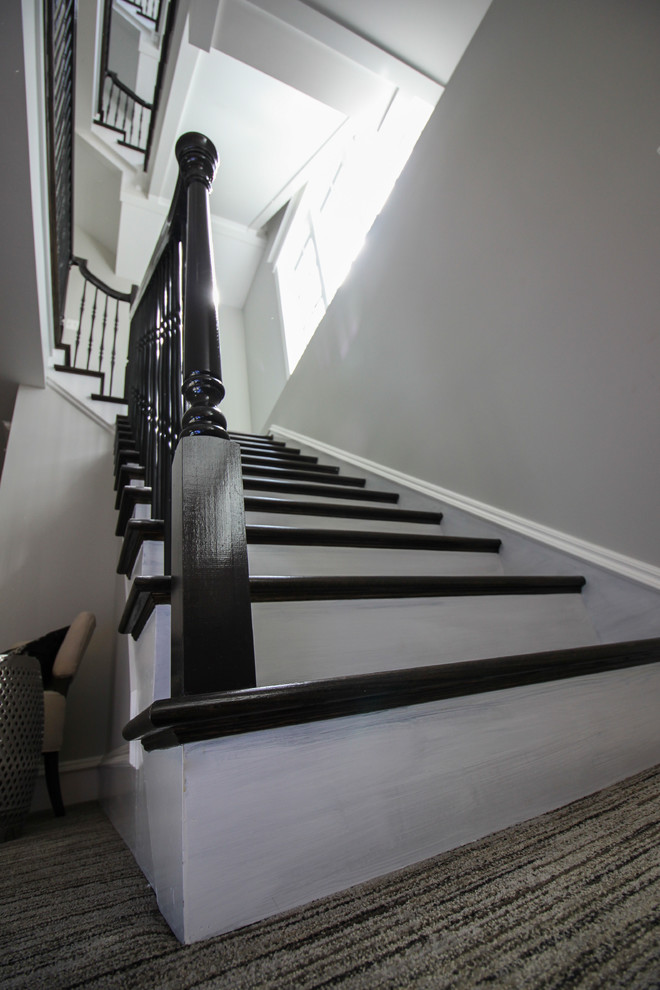 Свежая идея для дизайна: большая деревянная лестница на больцах в стиле неоклассика (современная классика) с деревянными ступенями и перилами из смешанных материалов - отличное фото интерьера
