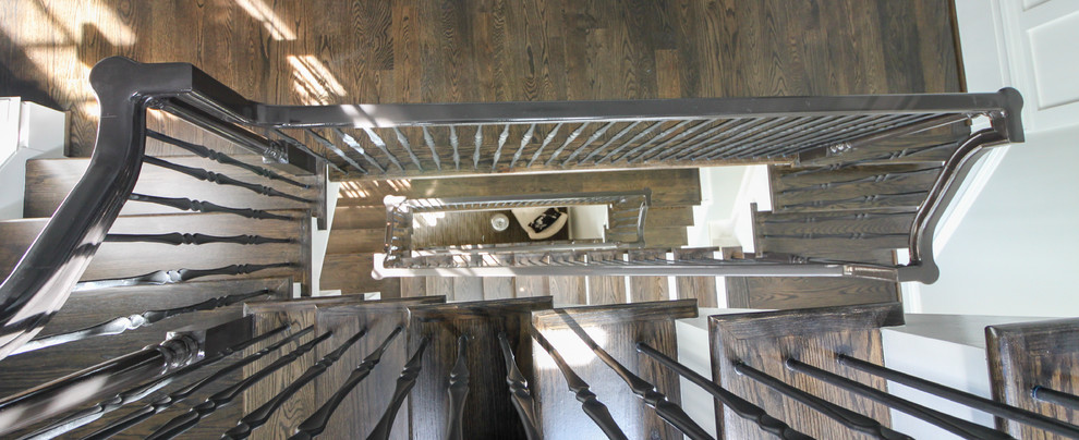 Schwebende, Große Klassische Holztreppe mit Holz-Setzstufen und Mix-Geländer in Washington, D.C.
