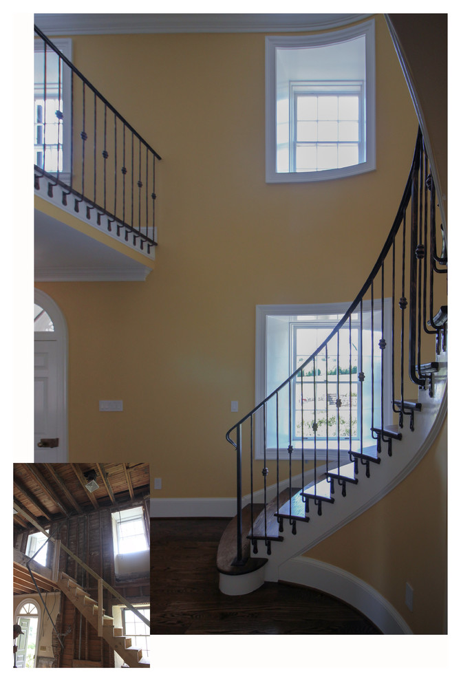На фото: изогнутая деревянная лестница среднего размера в классическом стиле с деревянными ступенями и металлическими перилами с