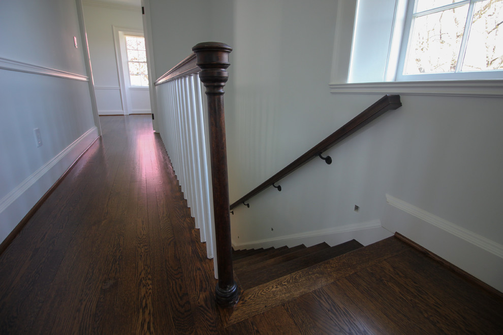 Источник вдохновения для домашнего уюта: изогнутая деревянная лестница среднего размера в классическом стиле с деревянными ступенями и металлическими перилами