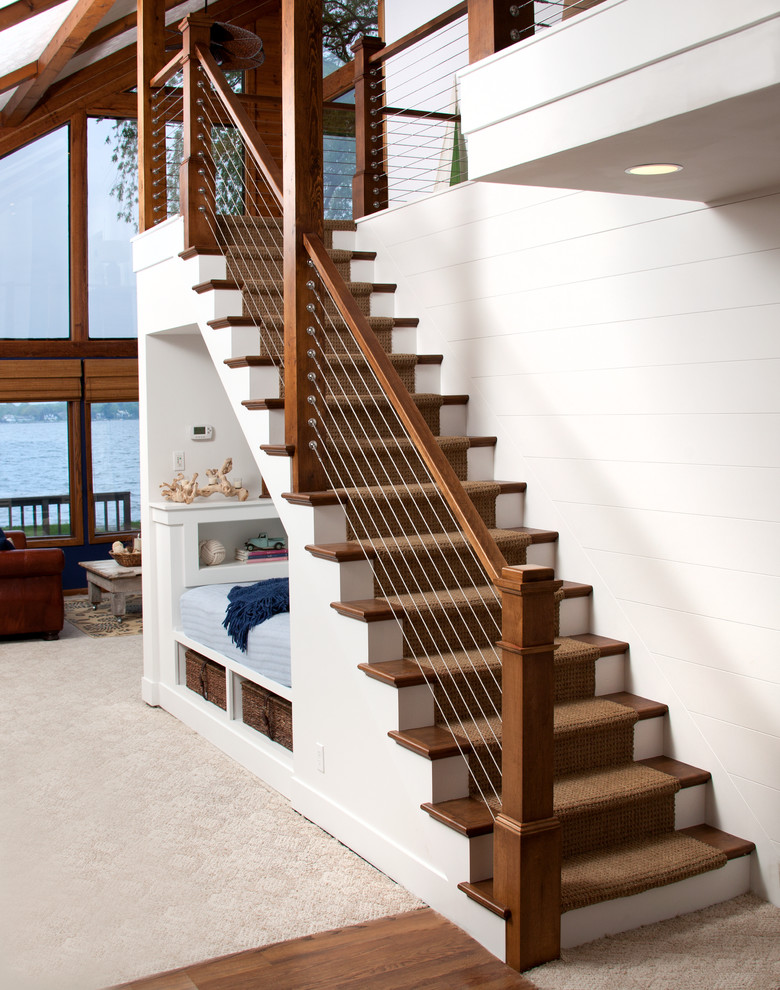 Cette image montre un escalier peint droit marin de taille moyenne avec des marches en bois.