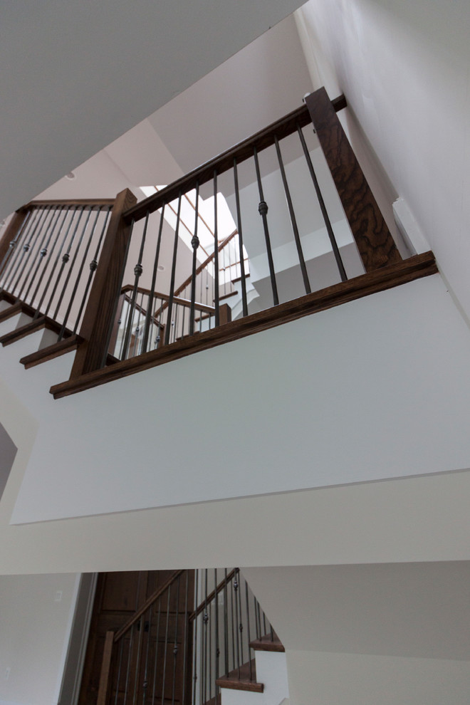 Modelo de escalera suspendida contemporánea extra grande con escalones de madera, contrahuellas de madera y barandilla de vidrio
