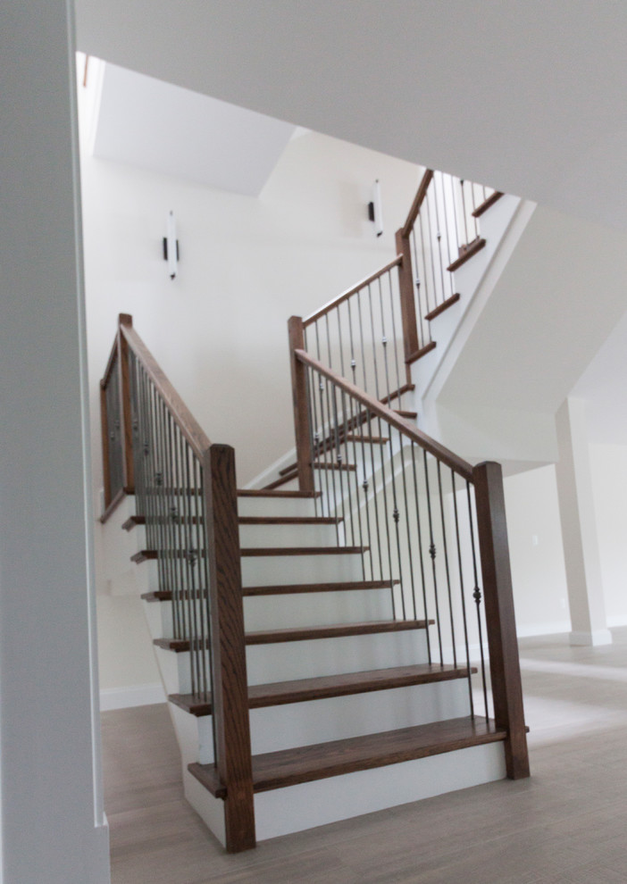 Источник вдохновения для домашнего уюта: огромная деревянная лестница на больцах в современном стиле с деревянными ступенями и стеклянными перилами