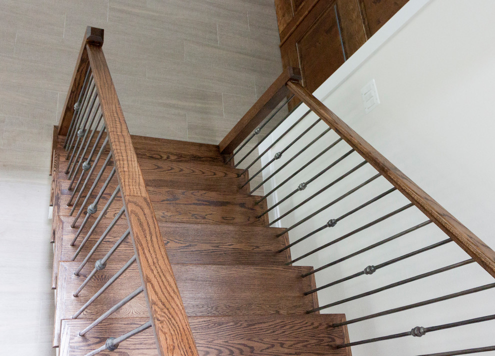 Diseño de escalera suspendida contemporánea extra grande con escalones de madera, contrahuellas de madera y barandilla de vidrio