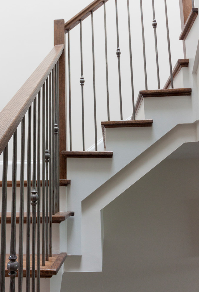 На фото: огромная деревянная лестница на больцах в современном стиле с деревянными ступенями и стеклянными перилами