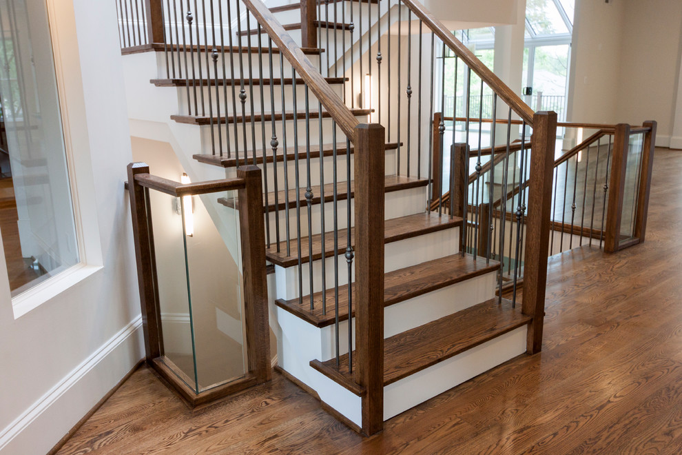 Idées déco pour un très grand escalier flottant contemporain avec des marches en bois, des contremarches en bois et un garde-corps en verre.