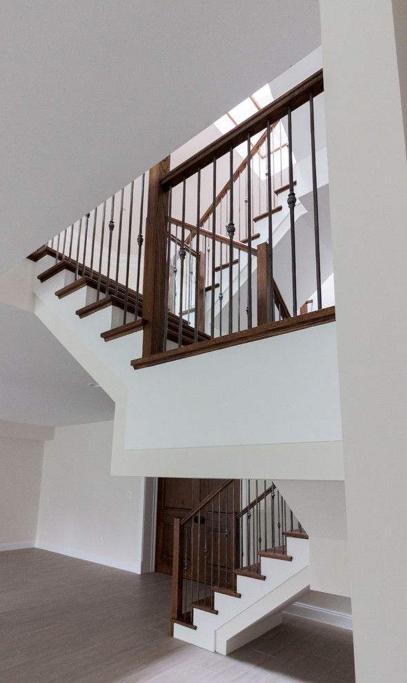 Идея дизайна: огромная деревянная лестница на больцах в современном стиле с деревянными ступенями и стеклянными перилами