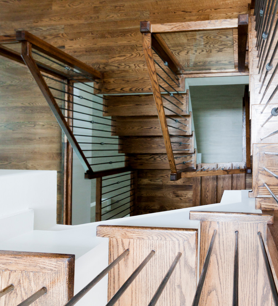 Exempel på en mycket stor modern flytande trappa i trä, med sättsteg i trä och räcke i glas