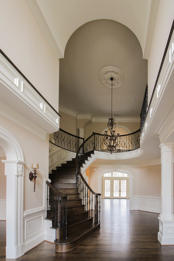 Идея дизайна: изогнутая деревянная лестница среднего размера в классическом стиле с деревянными ступенями и перилами из смешанных материалов