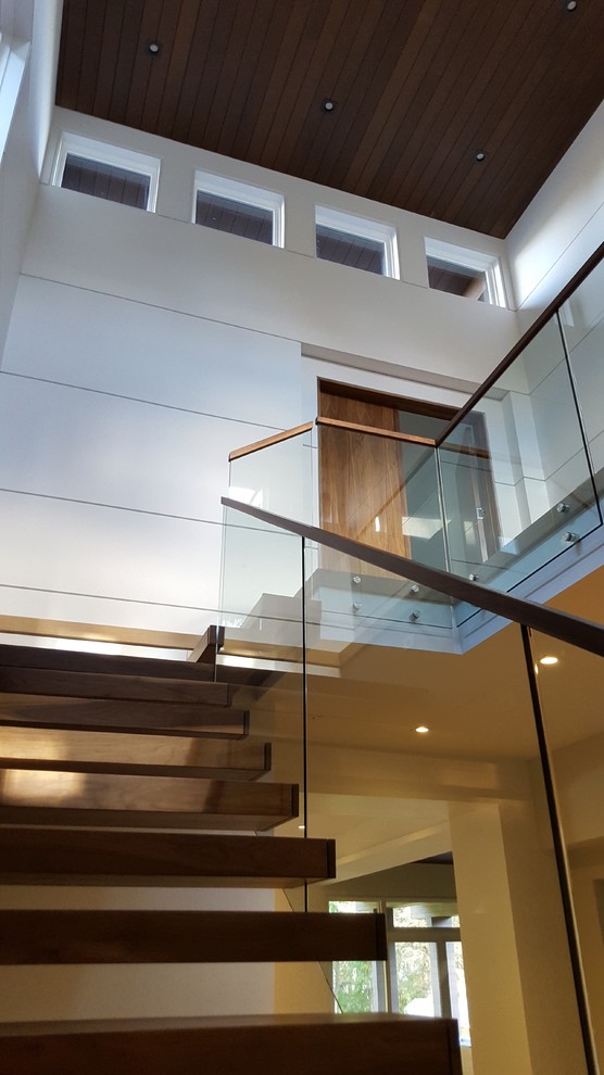 Schwebende, Mittelgroße Moderne Treppe mit offenen Setzstufen in Toronto