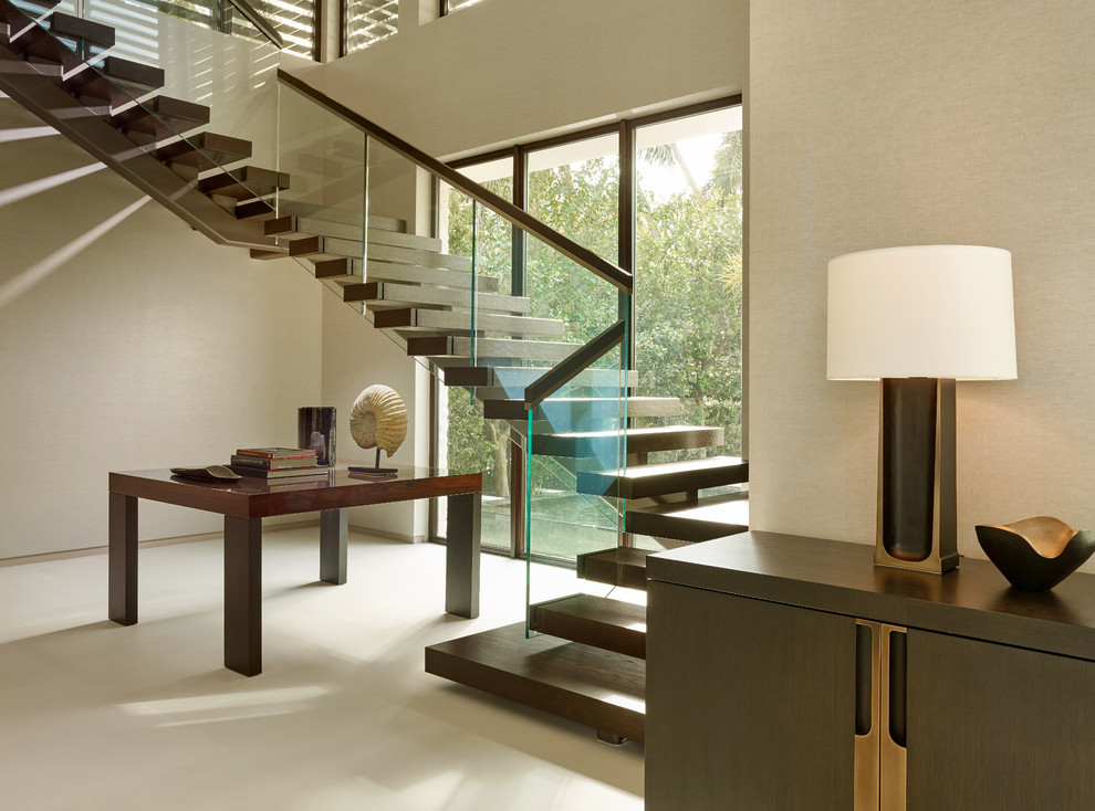 Источник вдохновения для домашнего уюта: изогнутая деревянная лестница среднего размера в современном стиле с деревянными ступенями и стеклянными перилами