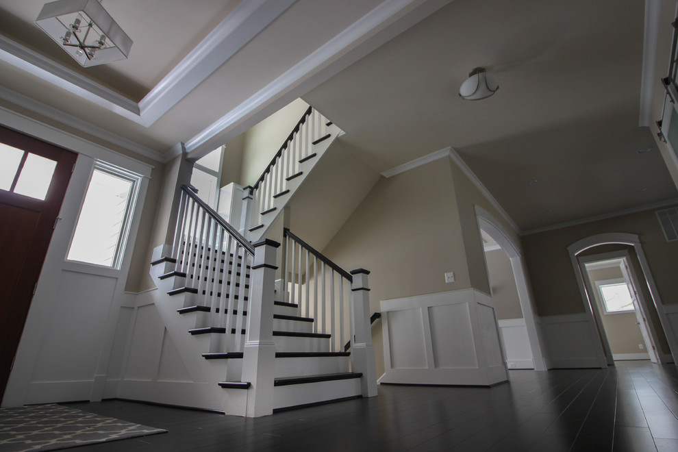 Réalisation d'un grand escalier minimaliste en U avec des marches en bois, des contremarches en bois, un garde-corps en bois et éclairage.