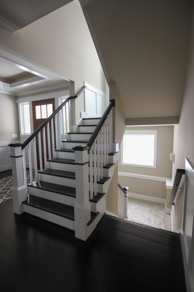 Стильный дизайн: большая п-образная деревянная лестница в стиле модернизм с деревянными ступенями и деревянными перилами - последний тренд