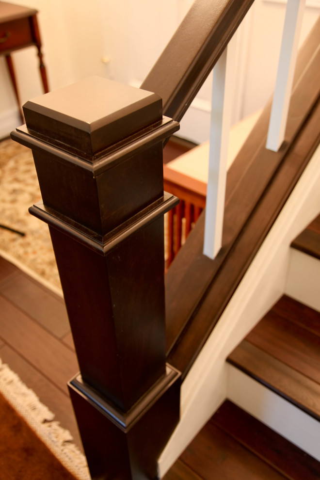 Foto di una piccola scala a rampa dritta classica con pedata in legno verniciato e alzata in legno verniciato
