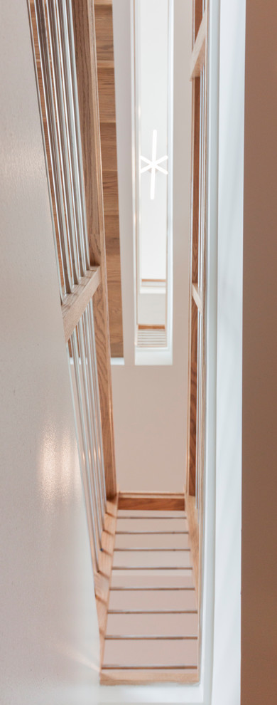 Imagen de escalera suspendida actual grande con escalones de madera y barandilla de varios materiales