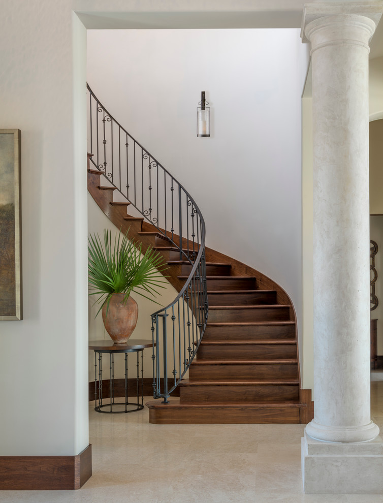 Свежая идея для дизайна: большая изогнутая деревянная лестница в средиземноморском стиле с деревянными ступенями - отличное фото интерьера