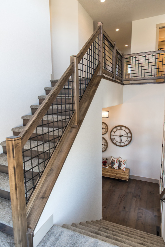 Imagen de escalera en U clásica renovada grande con escalones enmoquetados, contrahuellas de madera y barandilla de varios materiales