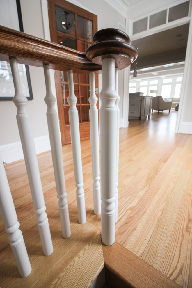 Diseño de escalera en U tradicional extra grande con escalones de madera, contrahuellas de madera y barandilla de madera