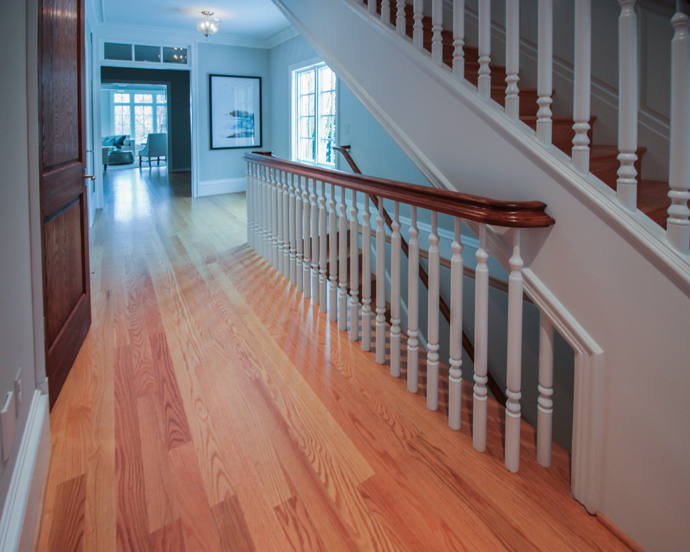Imagen de escalera en U tradicional extra grande con escalones de madera, contrahuellas de madera y barandilla de madera