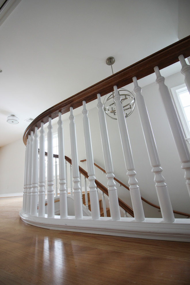 Imagen de escalera en U clásica extra grande con escalones de madera, contrahuellas de madera y barandilla de madera