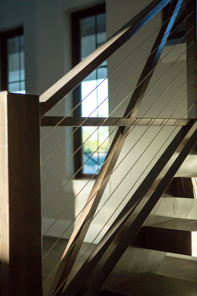 Источник вдохновения для домашнего уюта: прямая металлическая лестница среднего размера в стиле кантри с деревянными ступенями и перилами из смешанных материалов