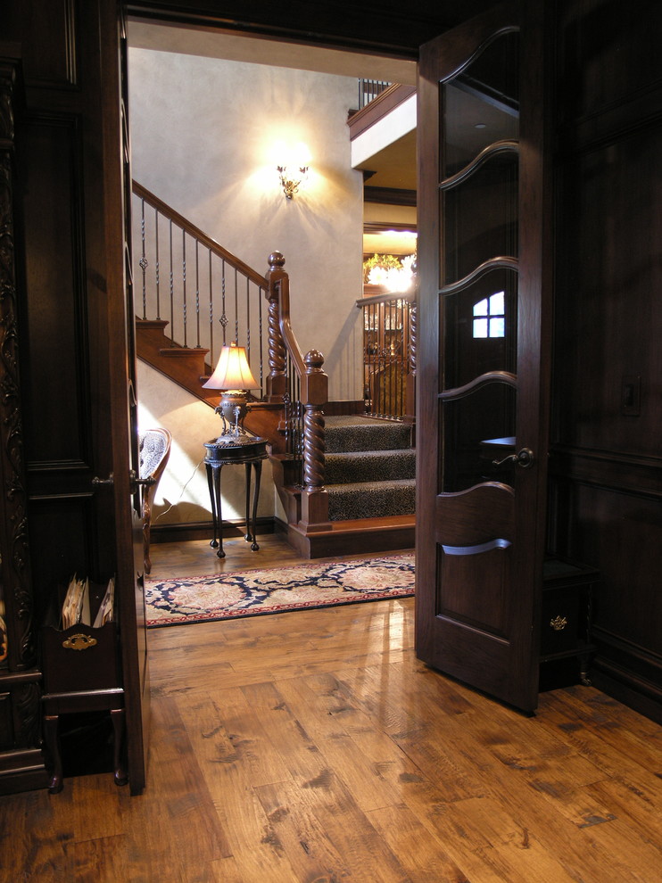 Пример оригинального дизайна: прямая лестница среднего размера в стиле рустика с ступенями с ковровым покрытием, ковровыми подступенками и деревянными перилами