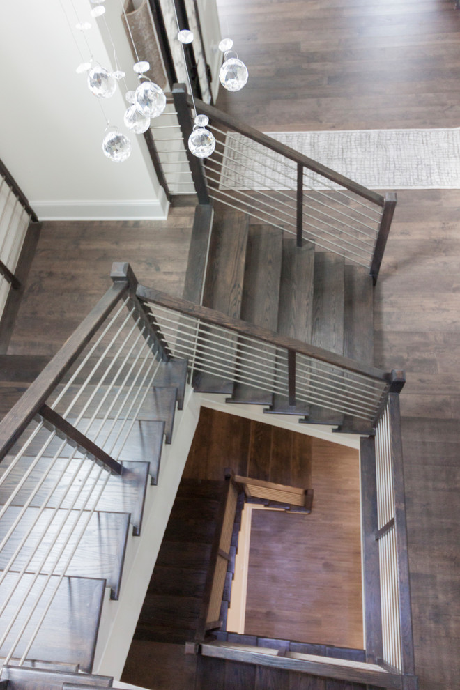Стильный дизайн: большая п-образная деревянная лестница в стиле неоклассика (современная классика) с деревянными ступенями и перилами из смешанных материалов - последний тренд