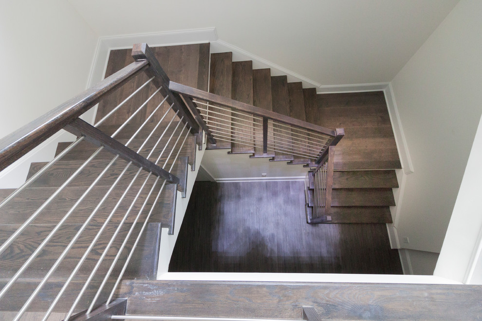 Imagen de escalera en U clásica renovada grande con escalones de madera, contrahuellas de madera y barandilla de varios materiales