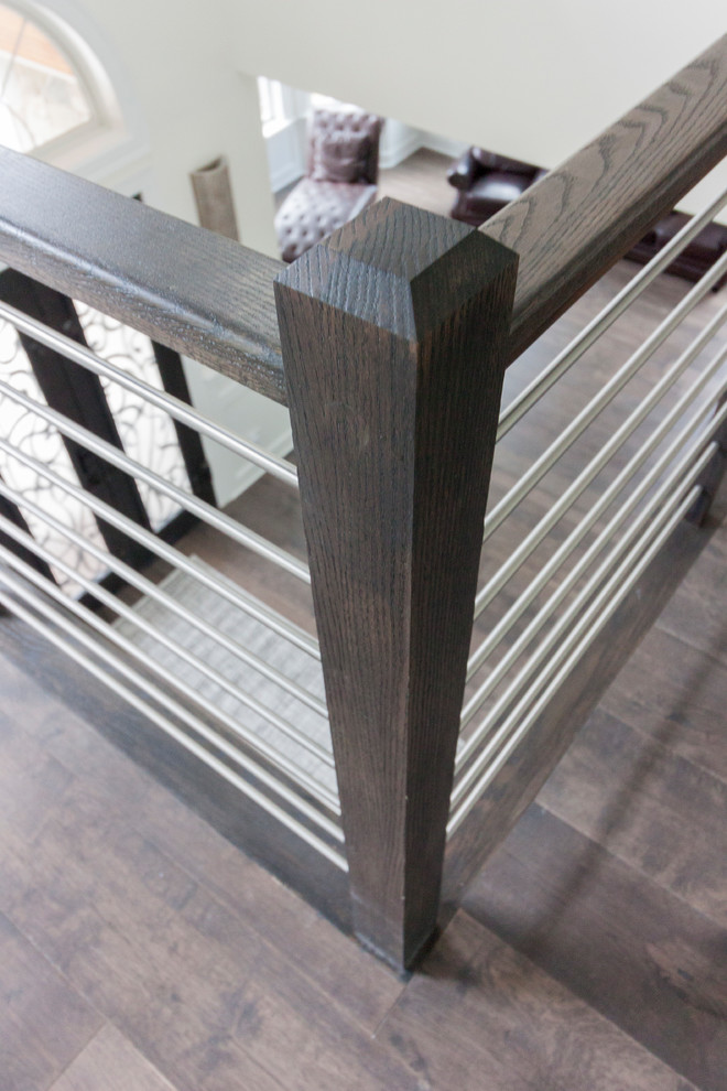 Foto di una grande scala a "U" chic con pedata in legno, alzata in legno e parapetto in materiali misti