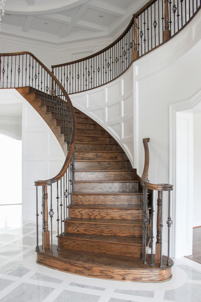 Idées déco pour un grand escalier courbe contemporain avec des marches en bois, des contremarches en bois et un garde-corps en matériaux mixtes.