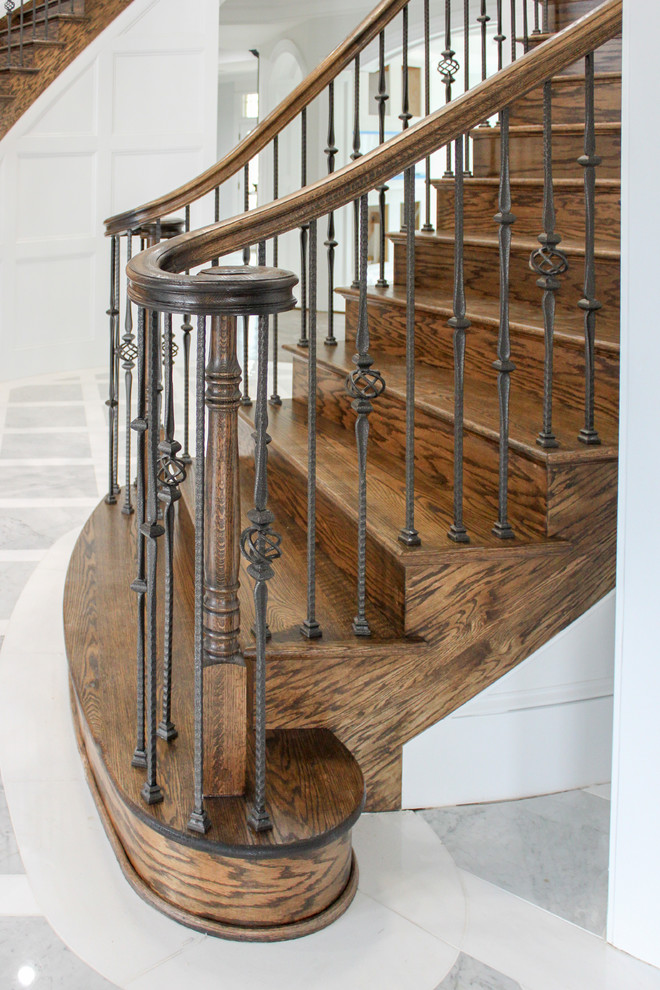 Inspiration för en stor funkis svängd trappa i trä, med sättsteg i trä och räcke i flera material