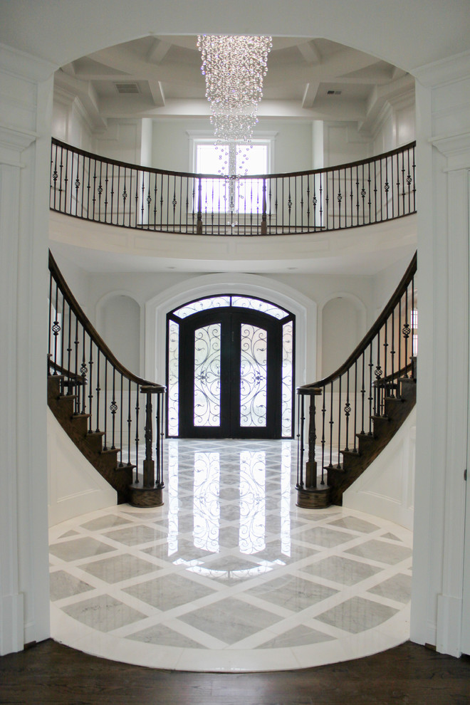 Свежая идея для дизайна: большая изогнутая деревянная лестница в современном стиле с деревянными ступенями и перилами из смешанных материалов - отличное фото интерьера