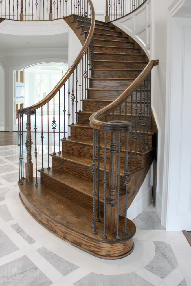 Idées déco pour un grand escalier courbe contemporain avec des marches en bois, des contremarches en bois et un garde-corps en matériaux mixtes.