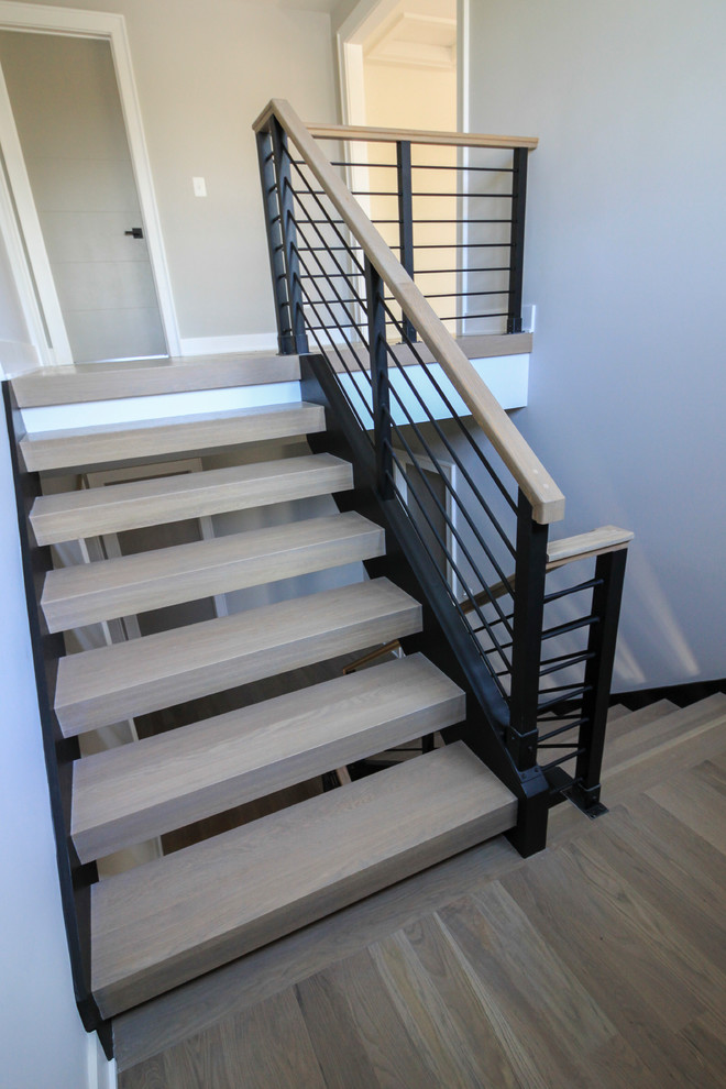 Modelo de escalera suspendida minimalista grande con escalones de madera y barandilla de varios materiales