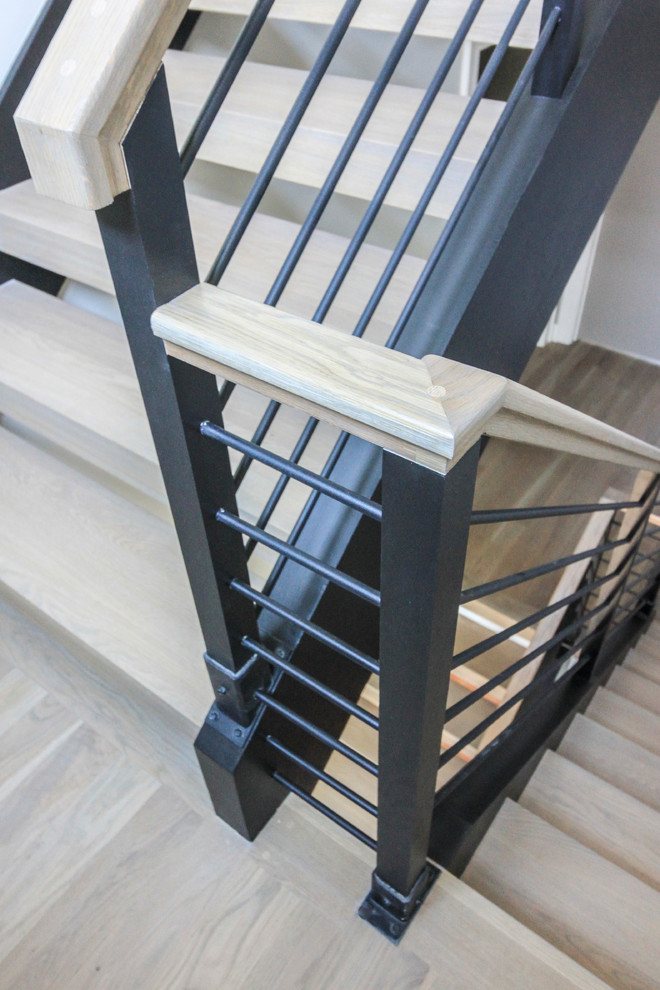 Foto de escalera suspendida minimalista grande con escalones de madera y barandilla de varios materiales