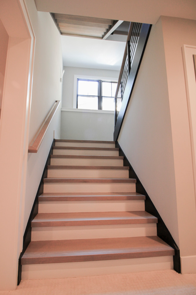 Idée de décoration pour un grand escalier flottant minimaliste avec des marches en bois et un garde-corps en matériaux mixtes.