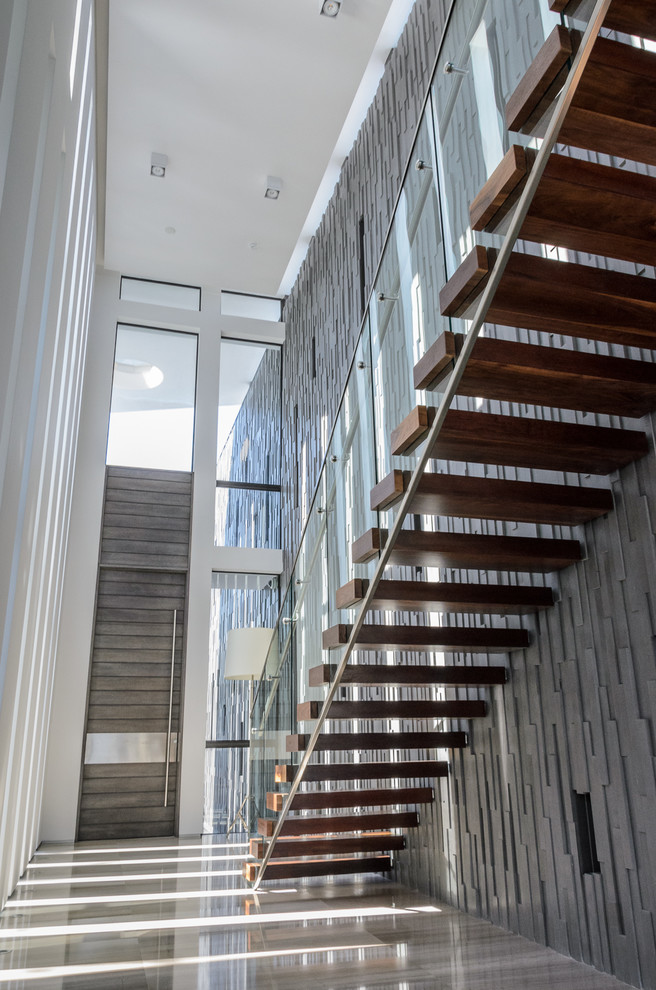 Schwebende, Große Moderne Holztreppe mit offenen Setzstufen in Miami