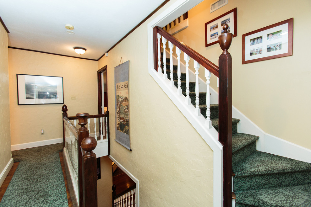 Gewendelte, Große Mid-Century Treppe mit Teppich-Treppenstufen und Teppich-Setzstufen in Boston