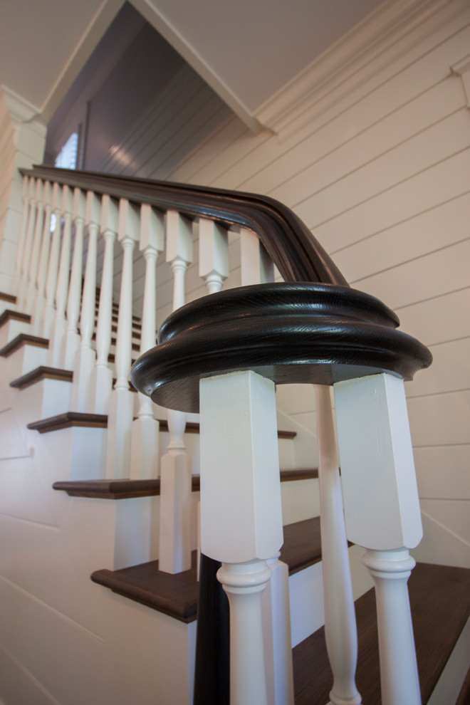 Imagen de escalera recta romántica grande con escalones de madera, contrahuellas de madera y barandilla de madera