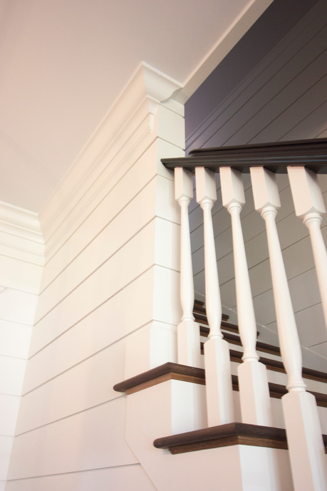 Источник вдохновения для домашнего уюта: большая прямая деревянная лестница в стиле шебби-шик с деревянными ступенями и деревянными перилами