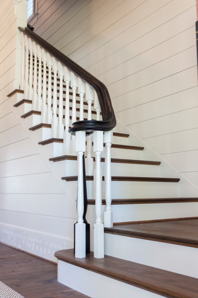 Стильный дизайн: большая прямая деревянная лестница в стиле шебби-шик с деревянными ступенями и деревянными перилами - последний тренд